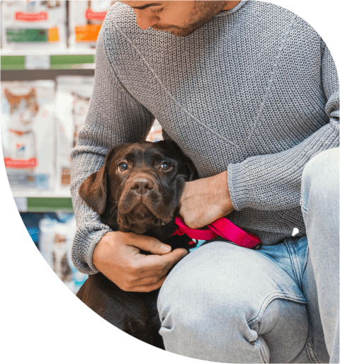 Perro y tutor en una tienda para mascotas veterinaria